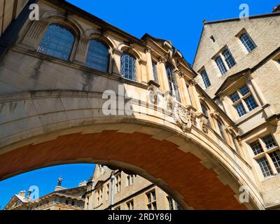 Reliant deux parties du Hertford College, Oxford, son monument historique Hertford Bridge - souvent surnommé le Pont des Soupirs a été achevé en 1914. Étrange Banque D'Images