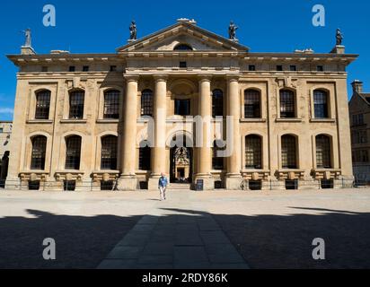 Ce magnifique édifice néoclassique du 18e siècle de l'Université d'Oxford est le Clarendon Building. Nicholas Hawksmoor l'a conçu, la construction Banque D'Images