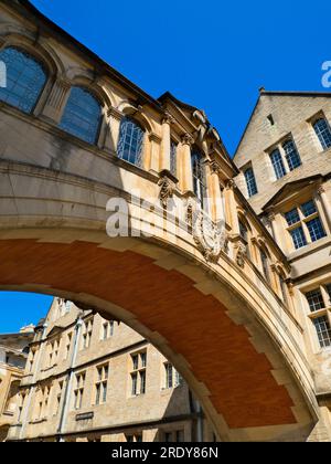 Reliant deux parties du Hertford College, Oxford, son monument historique Hertford Bridge - souvent surnommé le Pont des Soupirs a été achevé en 1914. Étrange Banque D'Images