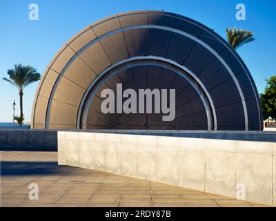 Située au bord de la Méditerranée à Alexandrie, en Egypte, la spectaculaire Bibliothèque Alexandrina est un hommage à - et ré-imaginer - l'ancien Banque D'Images