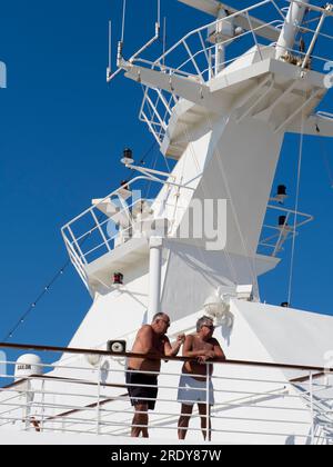 Il est facile de voir l'attrait de la croisière, parfois: Cuisine fine cuite pour vous à toute heure, toutes les boissons que vous pouvez tenir, tout est pris en charge, Banque D'Images