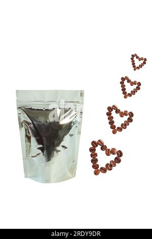 Sacs de poche métallisés avec des grains de café en forme de cœur vue de face isolée sur un fond blanc.emballage pour les aliments et les marchandises maquette de modèle.Packs avec Banque D'Images