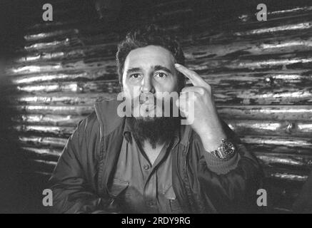 PHOTO D’ARCHIVE : il y a 70 ans, le 26 juillet 1953, la Révolution cubaine a commencé à Cuba avec une attaque d’une guérilla dirigée par Fidel CASTRO contre la caserne Moncada à Santiago de Cuba. 01SN Castro150667PL.jpg Fidel CASTRO, Kuba, Cuba, Président, assis dans la cabane en rondins, BB, parler, index sur le front, photo en noir et blanc ; QF ? Banque D'Images