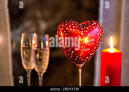 Ballon coeur, bougies et verres à champagne le jour de la Saint-Valentin Banque D'Images