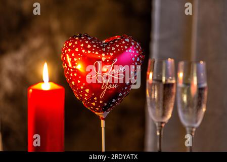 Ballon coeur, bougies et verres à champagne le jour de la Saint-Valentin Banque D'Images