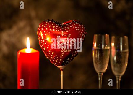 Ballon coeur, bougies et verres à champagne le jour de la Saint-Valentin Banque D'Images