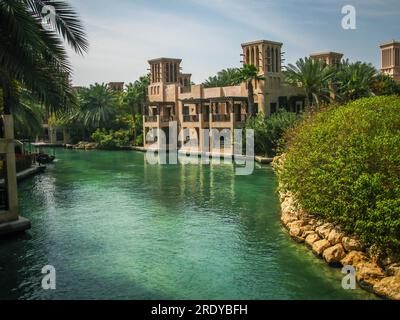 Vue sur les canaux du Souk Madinat Jumeirah à la journée ensoleillée, Dubaï, Émirats arabes Unis Banque D'Images