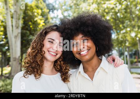 Heureux amis multiraciaux ensemble dans le parc Banque D'Images