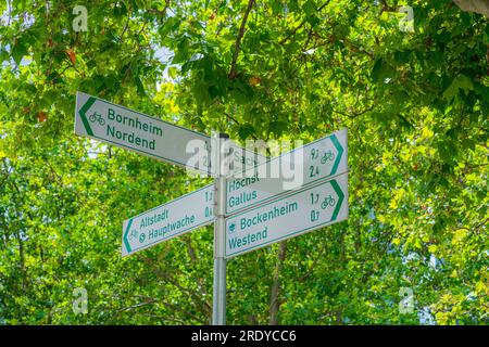 Francfort-sur-le-main, Allemagne. 5 juillet 2023. Panneau indiquant les directions et les distances pour les cyclistes Banque D'Images