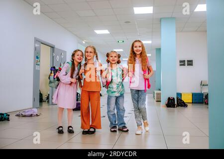 Élèves souriants debout ensemble dans le couloir de l'école Banque D'Images