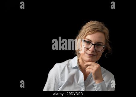 Portrait de belle femme adulte soutenant son menton. Horizontalement. Banque D'Images