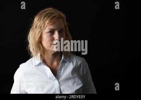 Portrait discret d'une femme d'âge moyen. Horizontalement. Banque D'Images