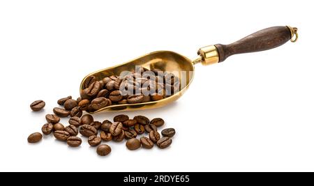 Cuillère de grains de café sur fond blanc. Grains de café en cuillère isolés. Banque D'Images