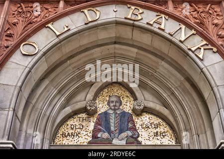 Fronton à la Old Bank, Stratford upon Avon, établi en 1810, avec portrait en mosaïque de William Shakespeare, Chapel Street, Angleterre, Royaume-Uni Banque D'Images