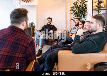 Hommes d'affaires heureux et femme d'affaires ayant la discussion dans le bureau Banque D'Images