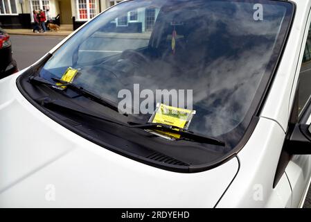 Deux tickets de parking sur un pare-brise de voiture. Angleterre, Royaume-Uni. ticket de circulation Banque D'Images
