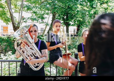 Groupe folklorique féminin pratiquant avec des instruments de musique Banque D'Images