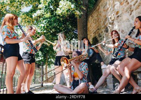 Groupe folklorique féminin faisant des répétitions avec des instruments Banque D'Images