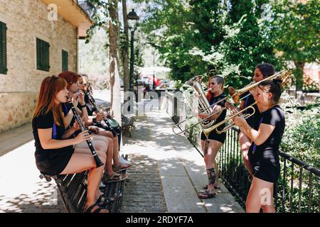 Groupe folklorique féminin répétant avec des instruments de musique sur le sentier Banque D'Images