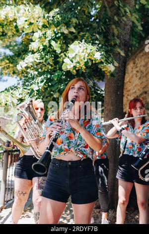 Groupe folklorique féminin faisant des répétitions avec des instruments à vent Banque D'Images