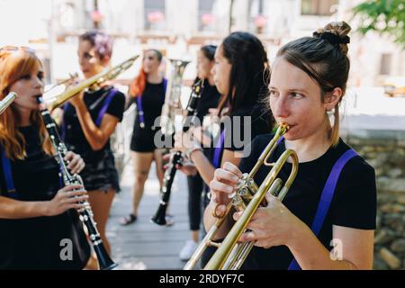 Groupe folklorique féminin répétant avec des instruments de musique Banque D'Images