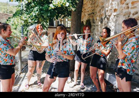 Groupe folklorique féminin jouant des instruments de musique Banque D'Images