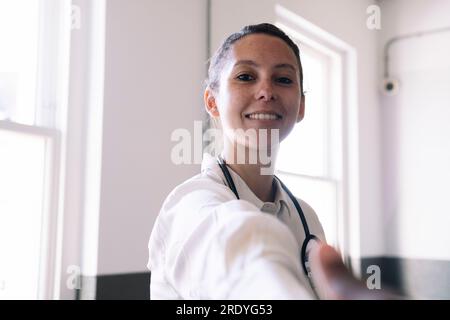 Femme médecin souriante en clinique médicale Banque D'Images