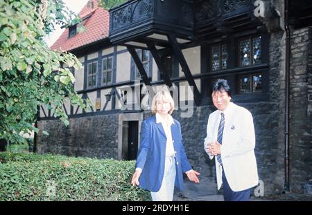 Monika Hauff und Klaus Dieter Henkler sind das Gesangsduo Hauff und Henkler. Hier auf einer Stadttour durch Wernigerode, Deutschland UM 2000. Banque D'Images