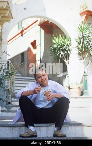 Michael Junior alias Michael Jr., bürgerlich Michael Verschuere, belgischer Kinderstar, fotografiert in den Straßen in einem Urlaub in Cagliari auf Sardinien, Italien 2002. Banque D'Images