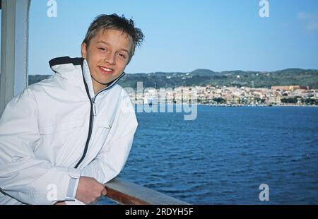 Michael Junior aka Michael Jr., bürgerlich Michael Verschuere, belgischer Kinderstar, fotografiert in einem Urlaub im Hafen von Cagliari auf Sardinien, Italien 2002. Banque D'Images