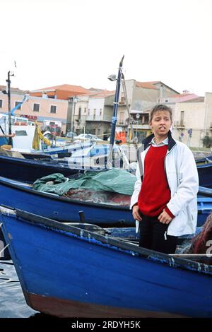 Michael Junior aka Michael Jr., bürgerlich Michael Verschuere, belgischer Kinderstar, fotografiert in einem Urlaub im Hafen von Cagliari auf Sardinien, Italien 2002. Banque D'Images