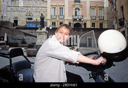 Michael Junior aka Michael Jr., bürgerlich Michael Verschuere, belgischer Kinderstar, fotografiert auf einem Motorroller in einem Urlaub in Cagliari auf Sardinien, Italie 2002. Banque D'Images