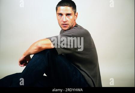 Oliver Bootz, deutscher Schauspieler, BEI einem Fotoshoot im Studio, Allemagne 2001. Banque D'Images