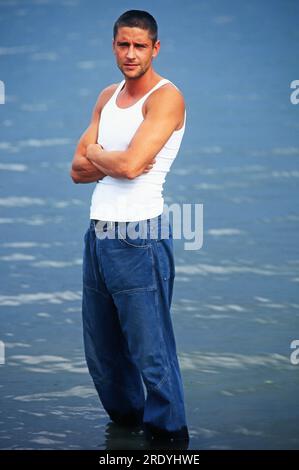 Oliver Bootz, deutscher Schauspieler, BEI einem Fotoshot, stehend im Wasser, Deutscher 2001. Banque D'Images