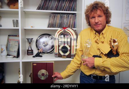 Bernhard Brink, deutscher Schlagersänger, mit einigen seiner Auszeichnungen und Preise in seiner Wohnung in Berlin, Deutschland 1996. Banque D'Images