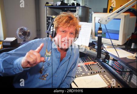 Bernhard Brink, deutscher Schlagersänger, in seinem Tonstudio zuhause in Berlin, Deutschland 1996. Banque D'Images