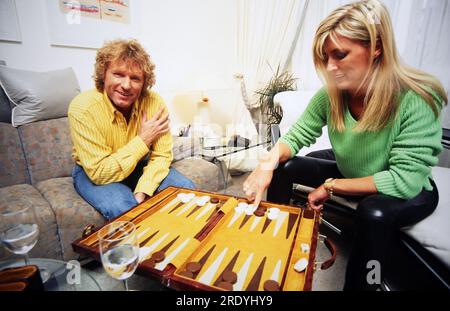 Bernhard Brink, deutscher Schlagersänger, spielt Backgammon mit Ehefrau Ute zuhause in Berlin, Deutschland 1996. Banque D'Images