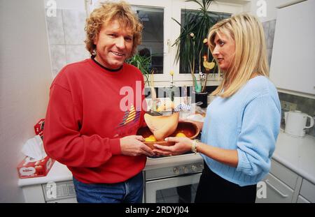 Bernhard Brink, deutscher Schlagersänger, mit Ehefrau Ute zuhause in der Küche in Berlin, Deutschland 1996. Banque D'Images