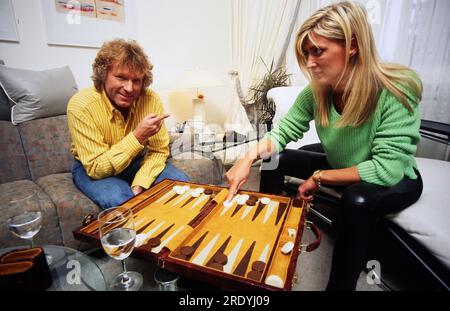 Bernhard Brink, deutscher Schlagersänger, spielt Backgammon mit Ehefrau Ute zuhause in Berlin, Deutschland 1996. Banque D'Images