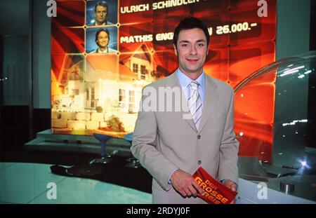 Marco Schreyl, deutscher Rundfunk- und Fernsehmorderator, moderiert den ZDF Quizshow-Klassiker 'Der große Preis' in Berlin, Deutschland 2002. Banque D'Images