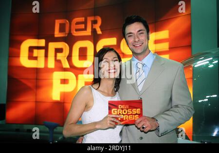 Marco Schreyl, deutscher Rundfunk- und Fernsehmorderator, moderiert mit Assistentin Daniela Noack den ZDF Quizshow-Klassiker 'Der große Preis' in Berlin, Deutschland 2002. Banque D'Images