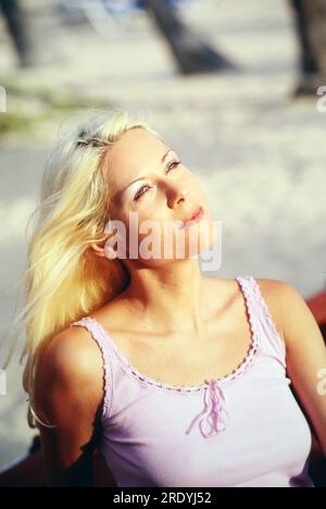 Simone Stelzer, Österreichische Schlagersängerin und Schauspielerin, BEI einem Promofotoshooting am Strand, Dominikanische Republik 2000. Banque D'Images