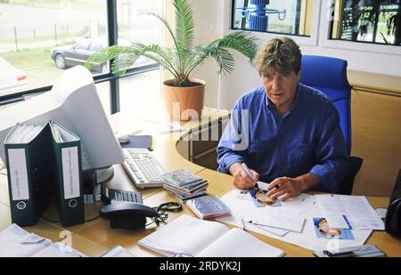 Frank Schöbel, deutscher Schlagersänger, Komponist, Musikproduzent, Autor und Schauspieler beim Autogramme schreiben, Deutschland 2000. Banque D'Images