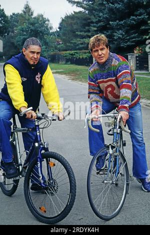 Frank Schöbel, deutscher Schlagersänger, Komponist, Musikproduzent, Autor und Schauspieler (rechts), mit Personal Trainer, Deutschland 2000. Banque D'Images