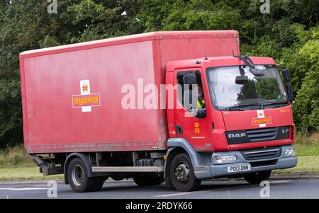 Milton Keynes, Royaume-Uni - 21 juillet 2023 : camion de livraison Royal Mail roulant sur une route anglaise Banque D'Images