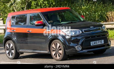 Milton Keynes, Royaume-Uni - 23 juillet 2023 : 2015 moteur diesel noir et rouge voiture Kia Soul conduisant sur une route anglaise Banque D'Images