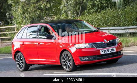 Milton Keynes, Royaume-Uni - 23 juillet 2023 : 2016 rouge Skoda Rapid voiture conduisant sur une route anglaise Banque D'Images