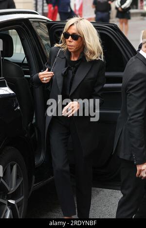 Paris, France. 24 juillet 2023. Brigitte Macron lors des funérailles à l'église Saint Roch à Paris, France le 24 juillet 2023, de la chanteuse et actrice d'origine britannique Jane Birkin, décédée le 16 juillet 2023 à Paris à l'âge de 76 ans. Photo de Nasser Berzane/ABACAPRESS.COM crédit : Abaca Press/Alamy Live News Banque D'Images