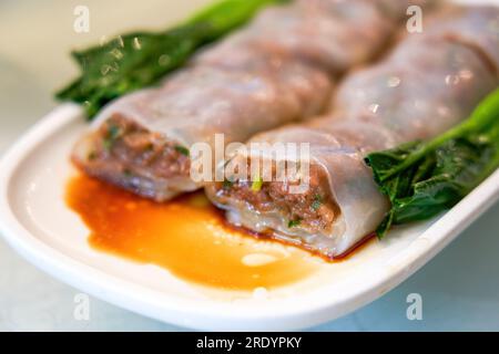 Une assiette de délicieux dim sum de thé cantonais du matin, des rouleaux de riz au bœuf Banque D'Images