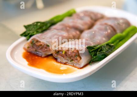 Une assiette de délicieux dim sum de thé cantonais du matin, des rouleaux de riz au bœuf Banque D'Images